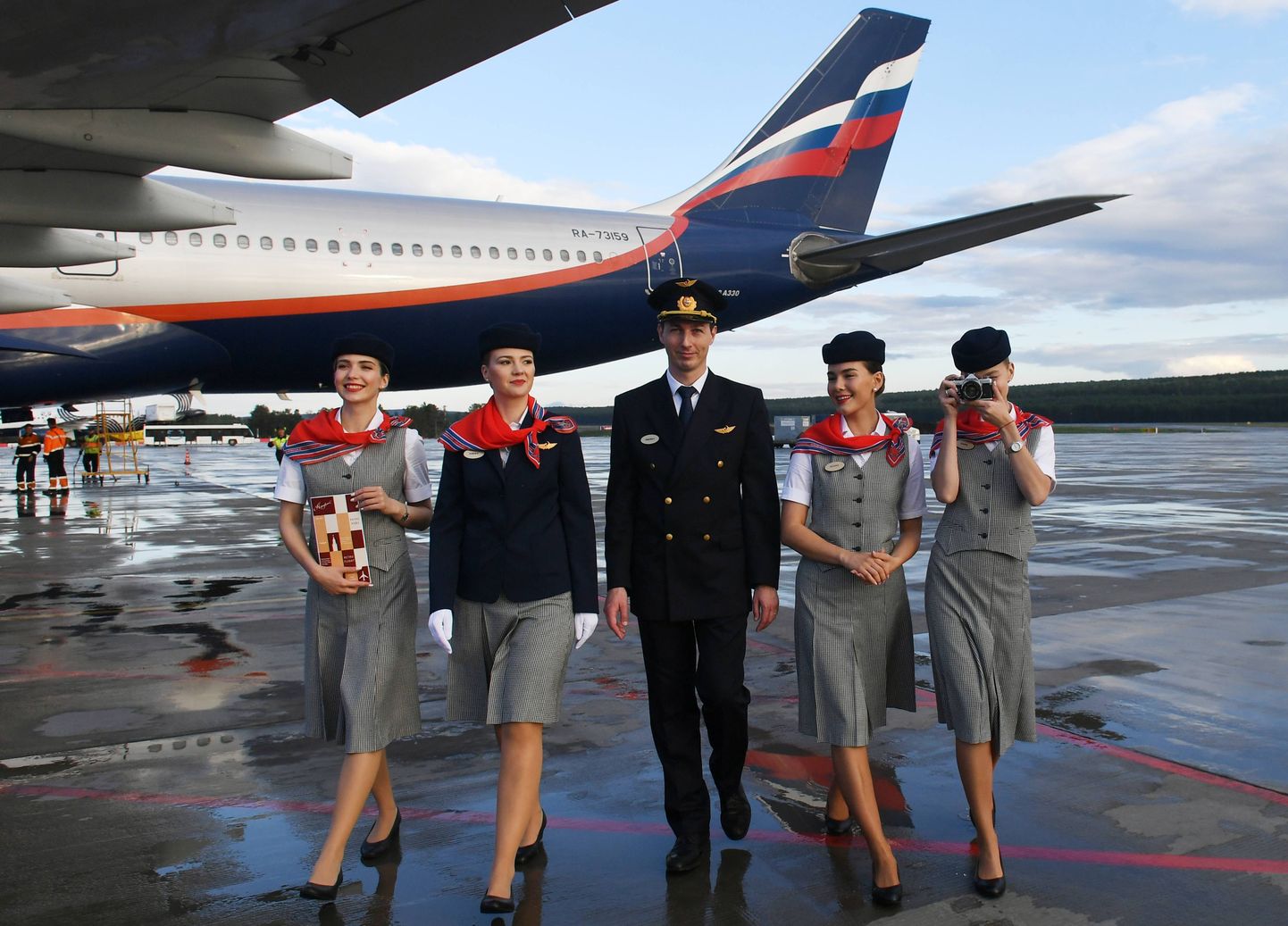 Piloot ja stjuardessid poseerimas Aerofloti Airbus A330 juures 20. augustil 2023.