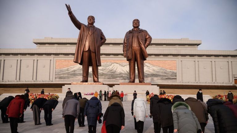Статуи деда и отца нынешнего Верховного лидера, Ким Ир Сена и Ким Чен Ира, и склонившиеся перед ними люди (февраль 2021 года).