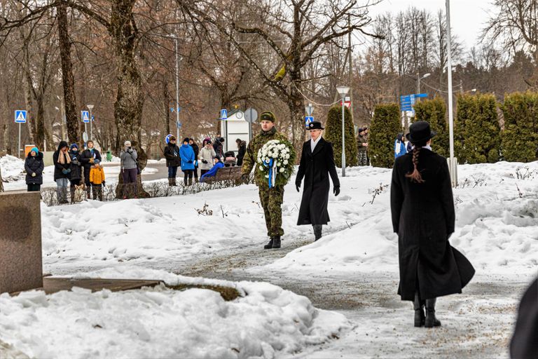 Eesti Vabariigi aastapäeval asetati Kilingi-Nõmmes pärjad vabadussõja ausamba jalamile.