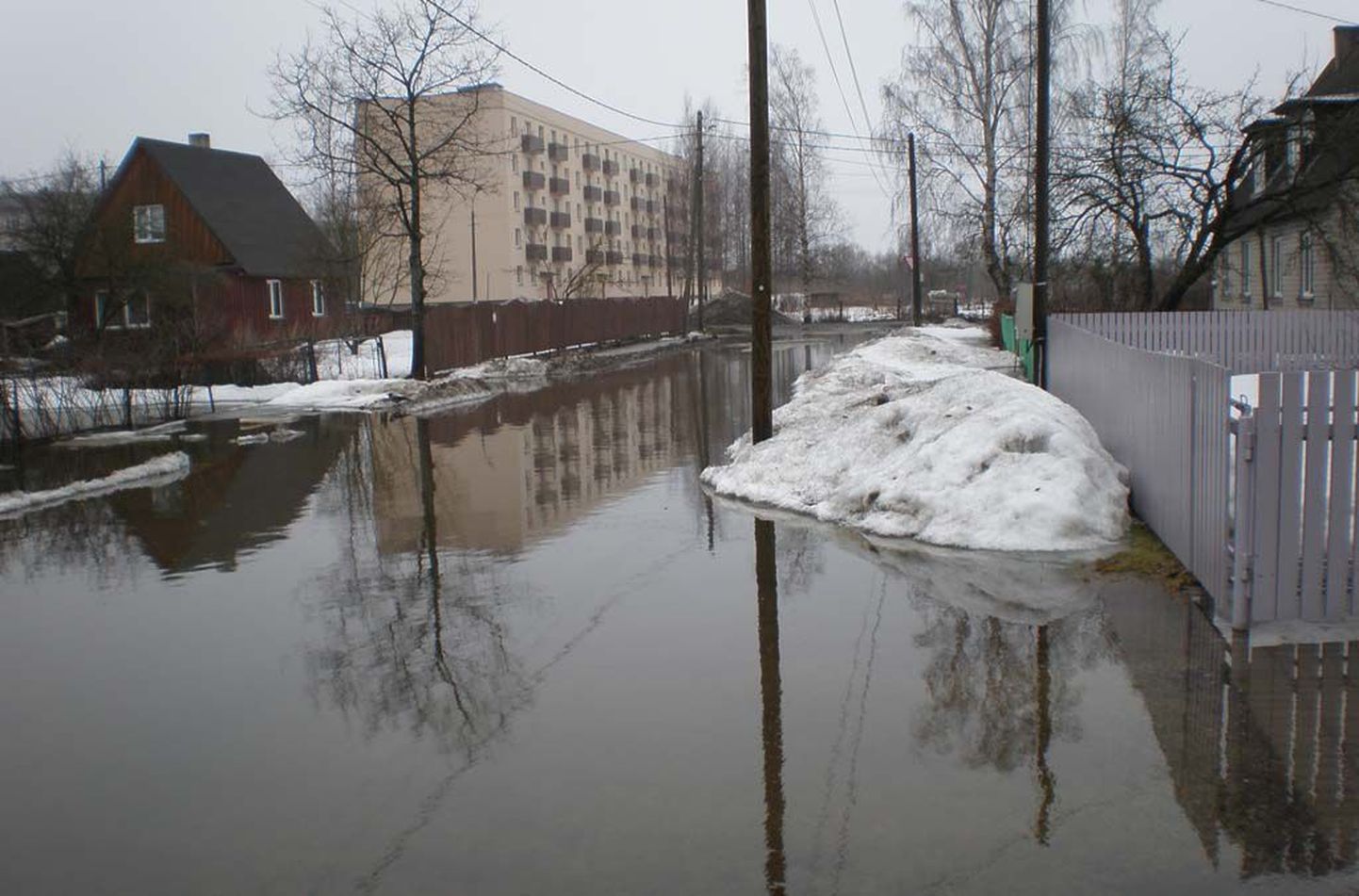 Pärnus Turu tänaval tekkis lumesulamisveest uputus.