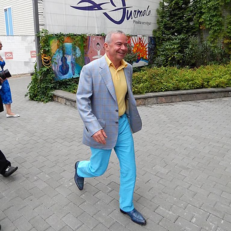 Lūk, ko ar vīrieti dara mīlestība! Aivars Lembergs burtisko staro