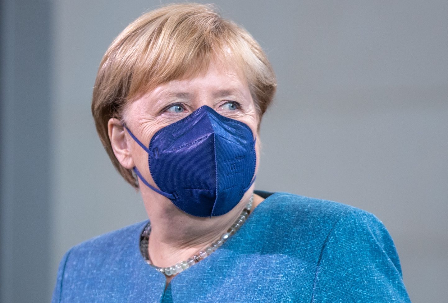 Saksa kantsler Angela Merkel maskiga.