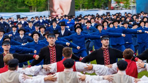 MEESTE TANTSUPIDU "VIIEKORDNE" ⟩ "Aitäh, Maie!" Peo esimene etendus rabas jõu, täpsuse ja tundelisusega