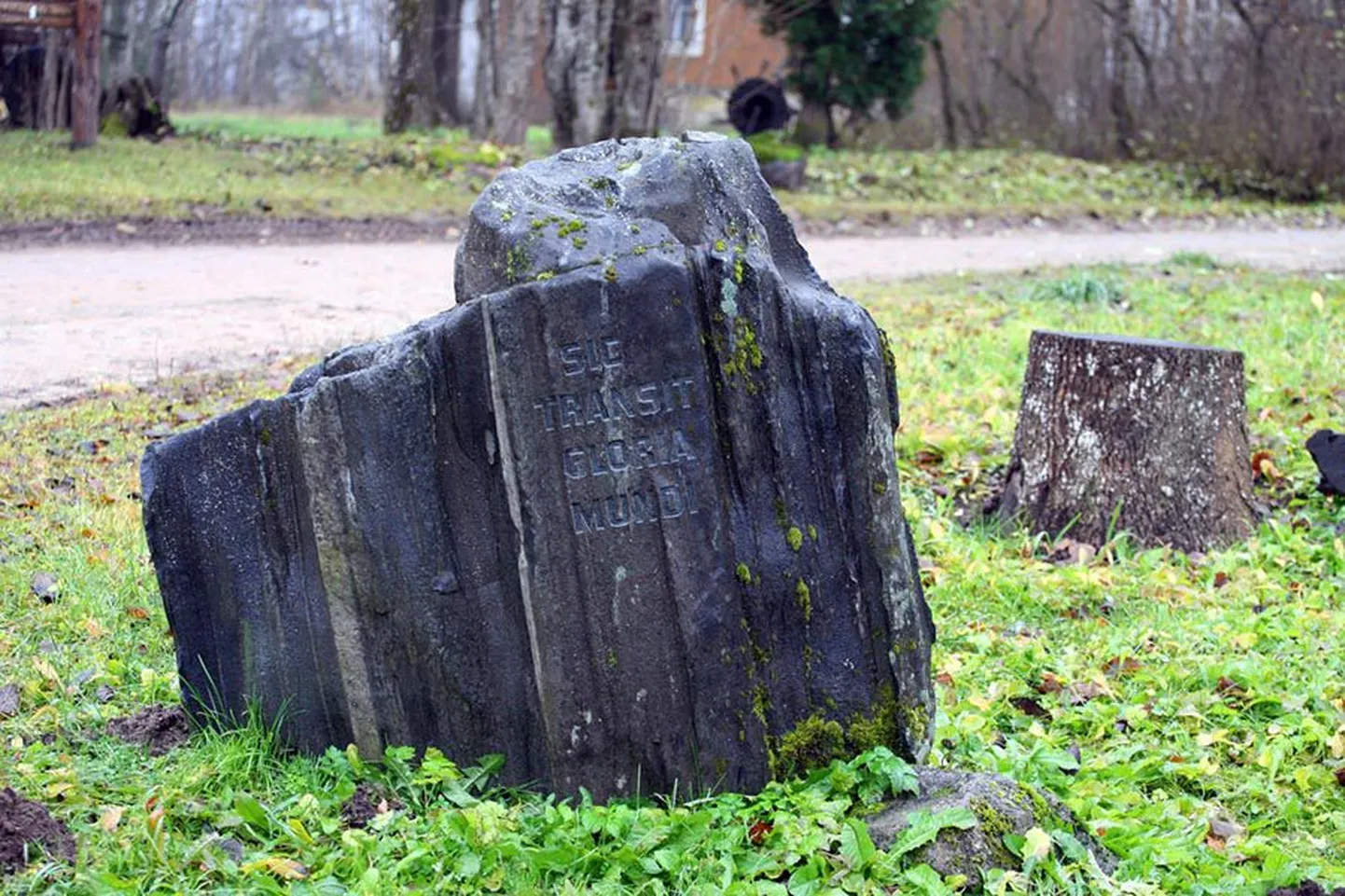 Endise seltsimaja ees olev mälestuskivi «Sic transit gloria mundi»