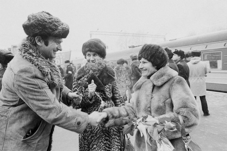 NLKP XXVI kongressi delegaatide vastuvõtt Balti jaamas 1981. aastal. Esiplaanil paremal Viljandi näidissovhoosi lüpsja, sotsialistliku töö kangelane Leida Peips.