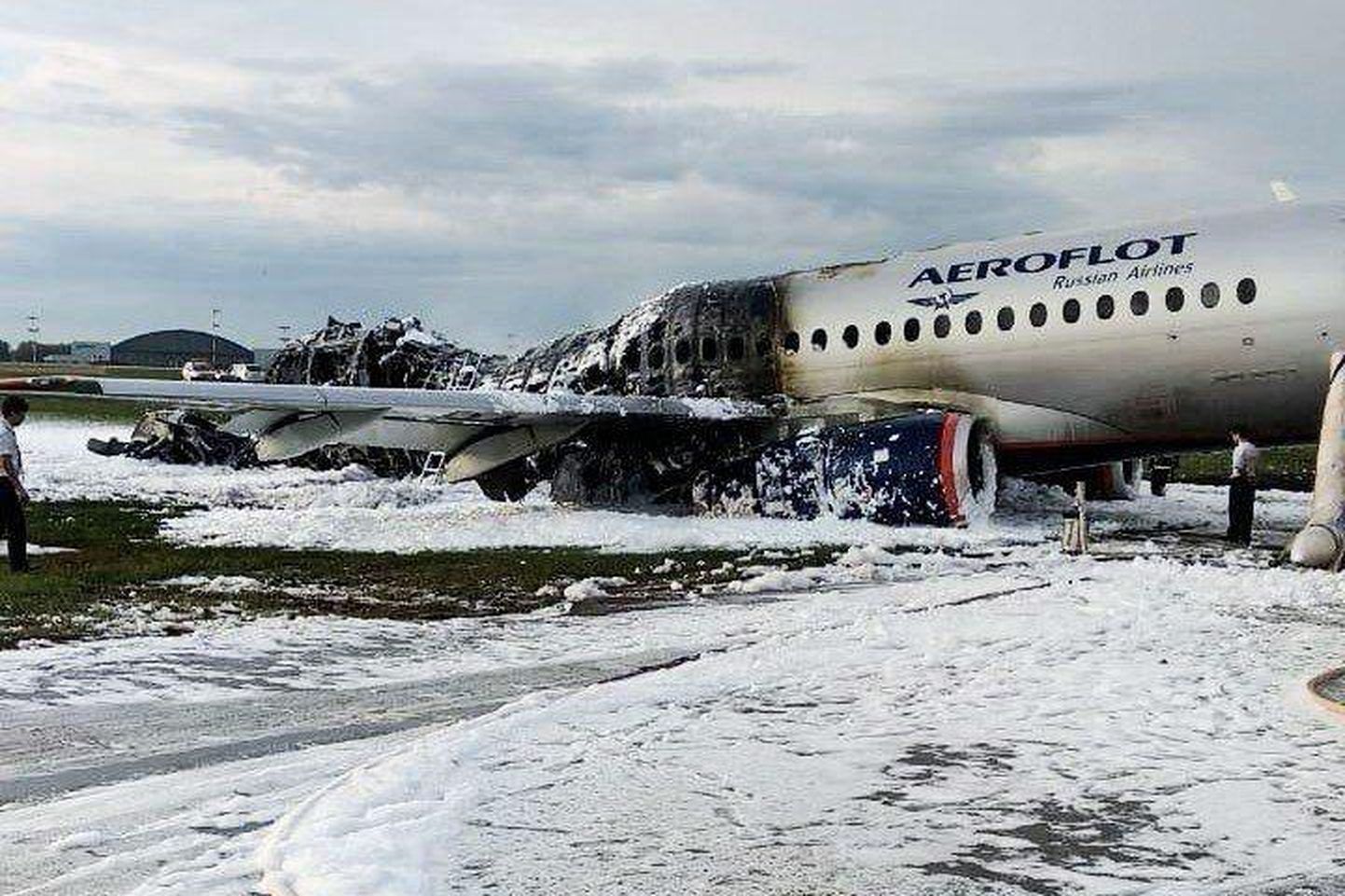 Tulemöllus raskelt kahjustada saanud Suhhoi Superjet 100 Šeremetjevo lennujaama maandumisrajal. 