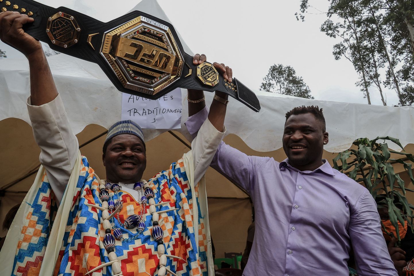 Kamerunist pärit UFC raskekaalu tšempion Francis Ngannou (paremal) poseerimas koos Batié külavanemaga.