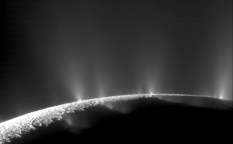 Vedela vee väljapursked Enceladuse jäiselt pinnalt.