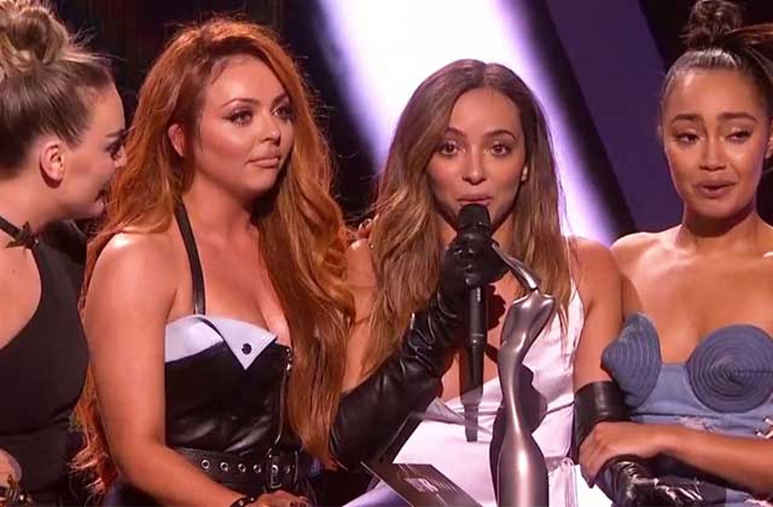 Britu talantu šova "The X Factor" astotās sezonas uzvarētājas - meitenes no popgrupas "Little Mix" ieguva balvu par labāko singlu «Shout Out to My Ex»
