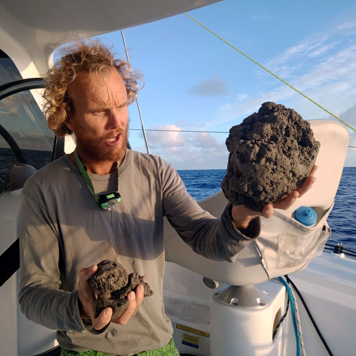 Michael Hoult näitamas osi Vaikses ookeanis liikuvast pimsskivist «parvest»
