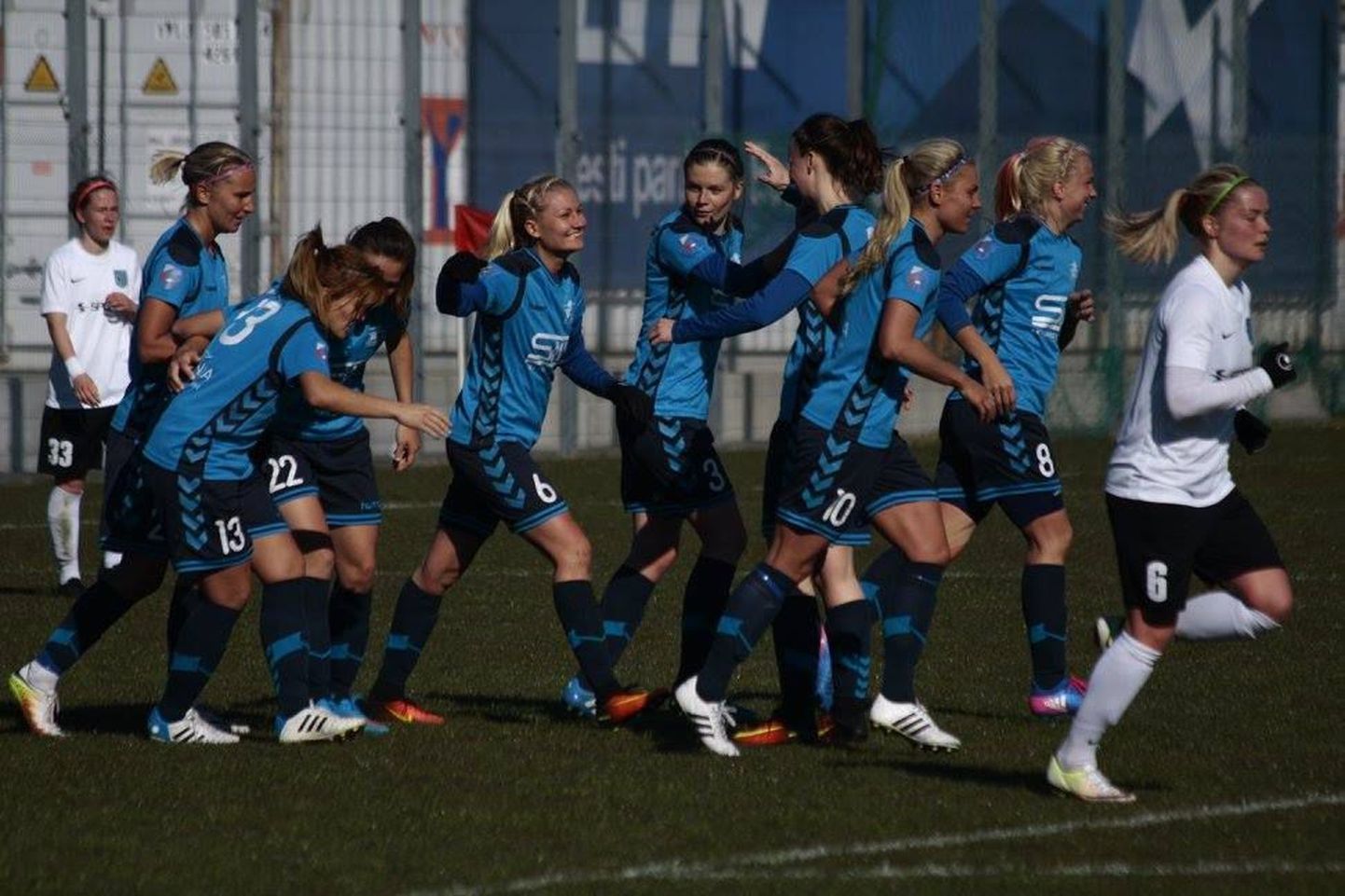 Pärnu jalgpalliklubi naiskond alistas tulises heitluses oma peamise konkurendi FC Flora 3:2.