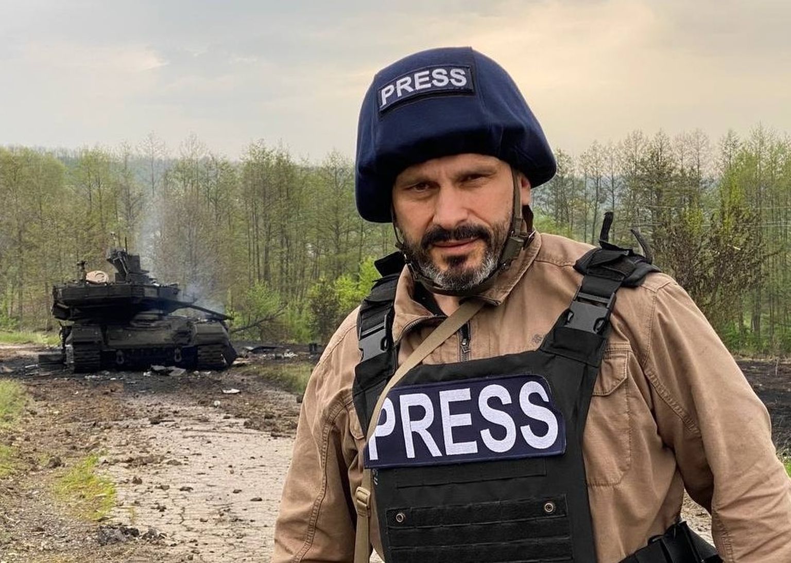 Военный корреспондент украинского телеканала «1+1» Андрей Цаплиенко на фронте, 2022 год.