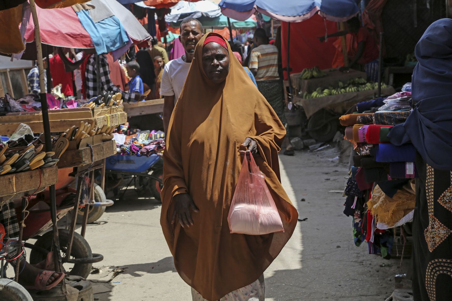 Turg Mogadishus, kus on jahu kallinemine tavainimestele väga tuntav.