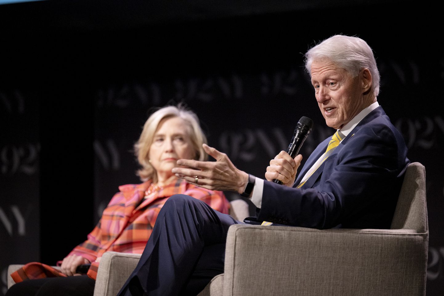 Бывший президент США Билл Клинтон с супругой, бывшим госсекретарем и кандидатом в президенты Хиллари Клинтон 4 мая 2023 года в Нью-Йорке.