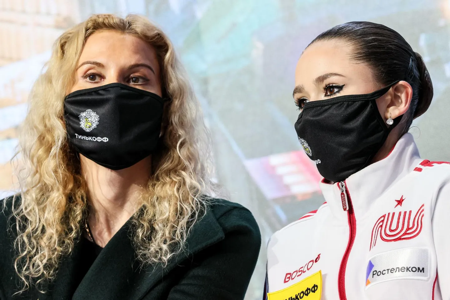 Treener Eteri Tutberidze (vasakul) ja tema 15-aastane õpilane Kamila Valijeva Tallinnas toimunud iluuisutamise EMil.