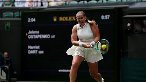 Ostapenko Vimbldonā ne bez grūtībām uzveic rangā krietni zemāk esošu pretinieci