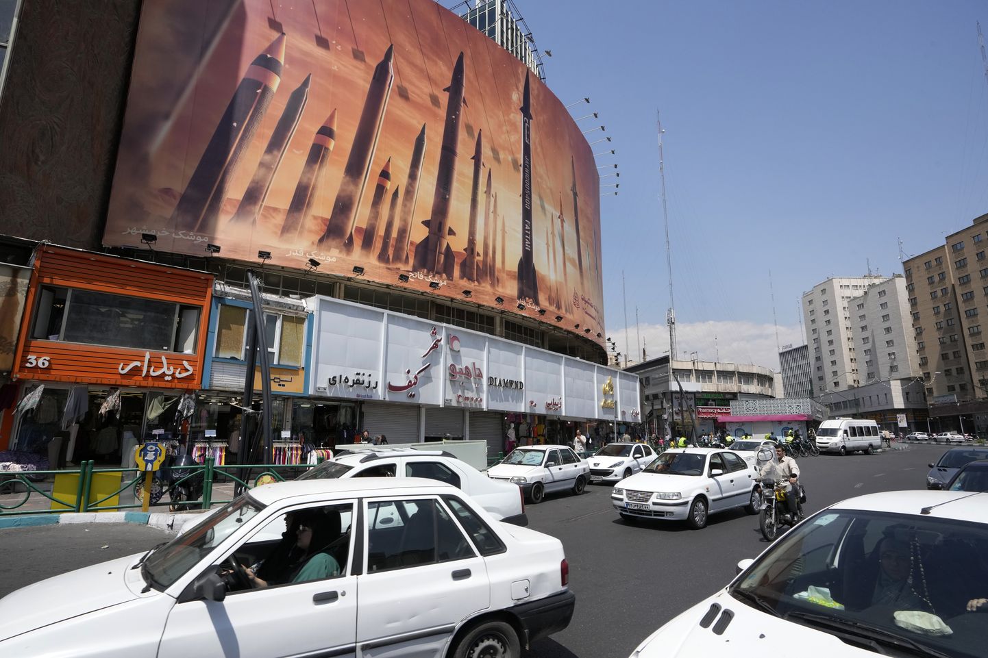 Iraani pealinna Teherani tänavapilt täna pärast öist Iisraeli õhulööki riigi keskosale.