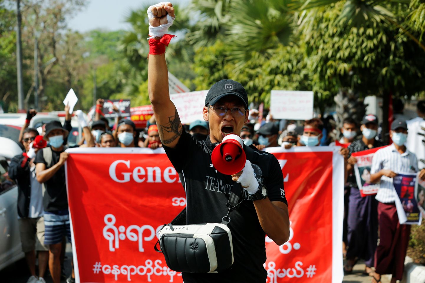 Vabavõitleja Phoe Thaw veebruaris sõjaväevastasel meeleavaldusel.