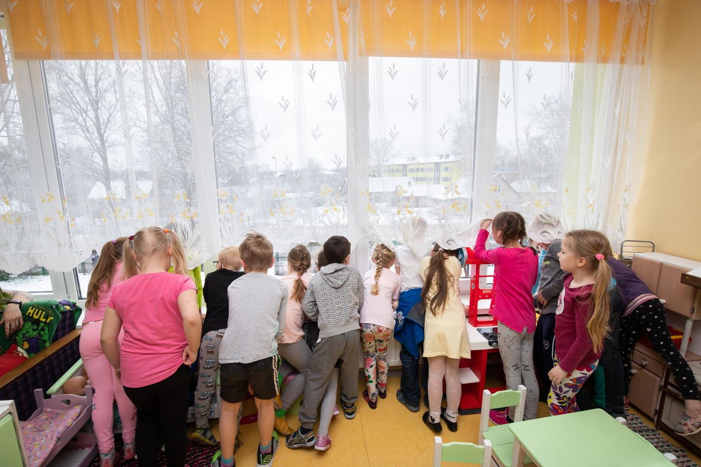 Tapa lasteaia Pisipõnn vanema rühma lapsed said talvel endale seltsiliseks tuvi, kes külastas nende aknatagust iga päev.