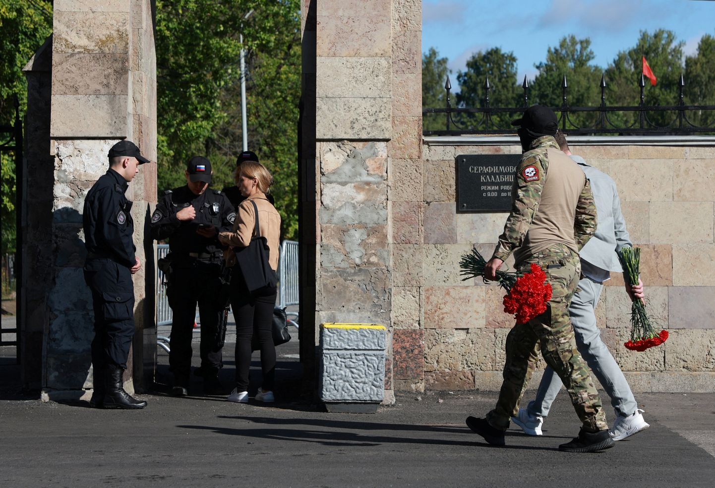 Vene politsei kontrollib Peterburi Serafimovskoje kalmistule 29. augustil 2023 saabujaid. Väidetavalt maetakse Wagneri eraarmee juht Jevgeni Prigožin sinna, teistel andmetel aga ühele teisele Peterburi kalmistule või hoopis Moskvasse