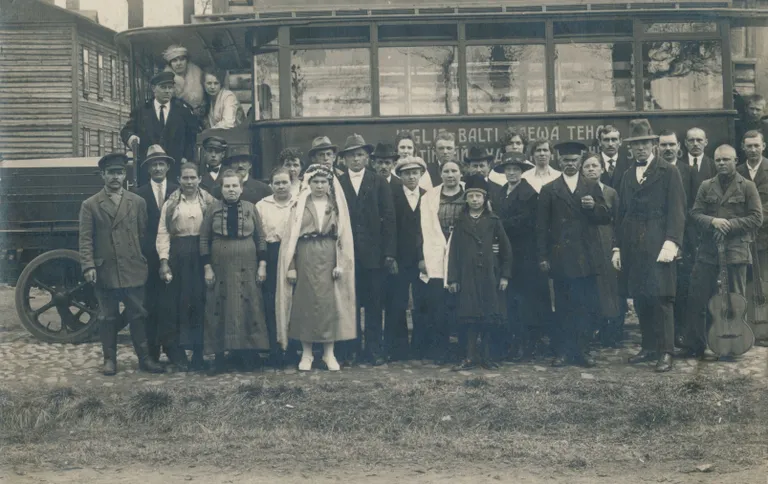 Свадебная компания у омнибуса Büssing в 1920 г. Такими омнибусами пользовались с 1914 года для сообщения между Русско-Балтийским судостроительным заводом в Копли и центром города.