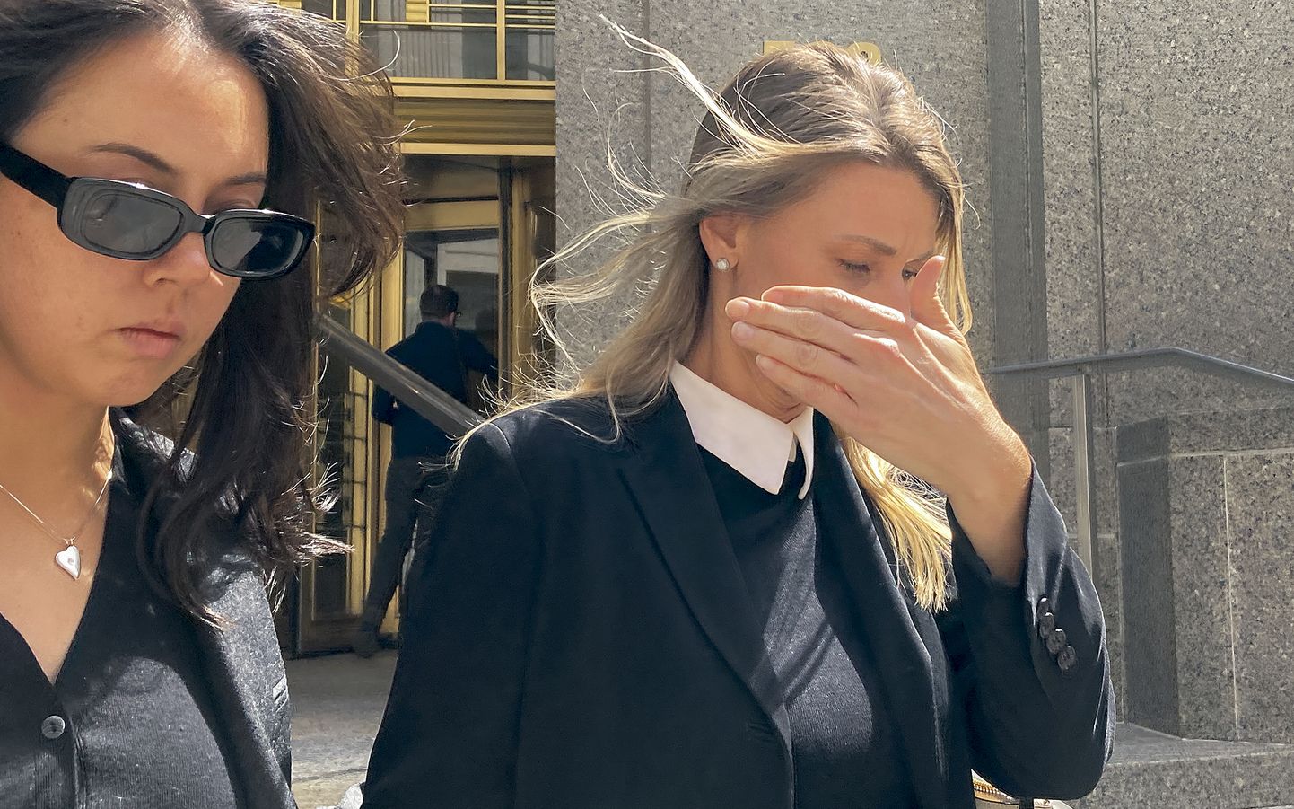 Aimee Harris (paremal) lahkumas 9. aprillil 2024 New Yorgi Manhattani föderaalkohtust