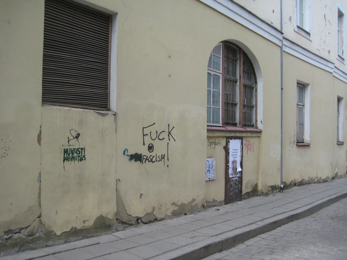 Täissoditud sein Olevimäe tänaval.