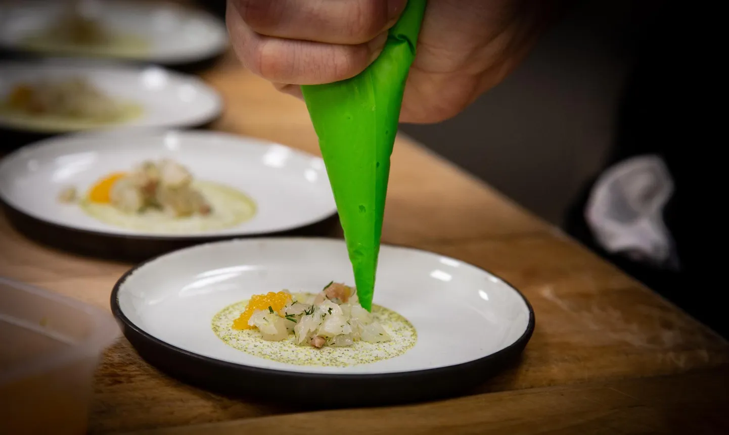 Põhjamaade restoranide teejuhi White Guide koostatud Eesti restoranide tipp-30sse pääses Pärnust ainukesena Rannahotelli restoran.