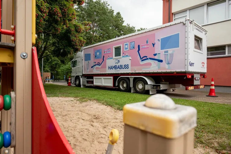 Hambabussi saabudes rivistusid lasteaialapsed aknale erilist autot imetlema.