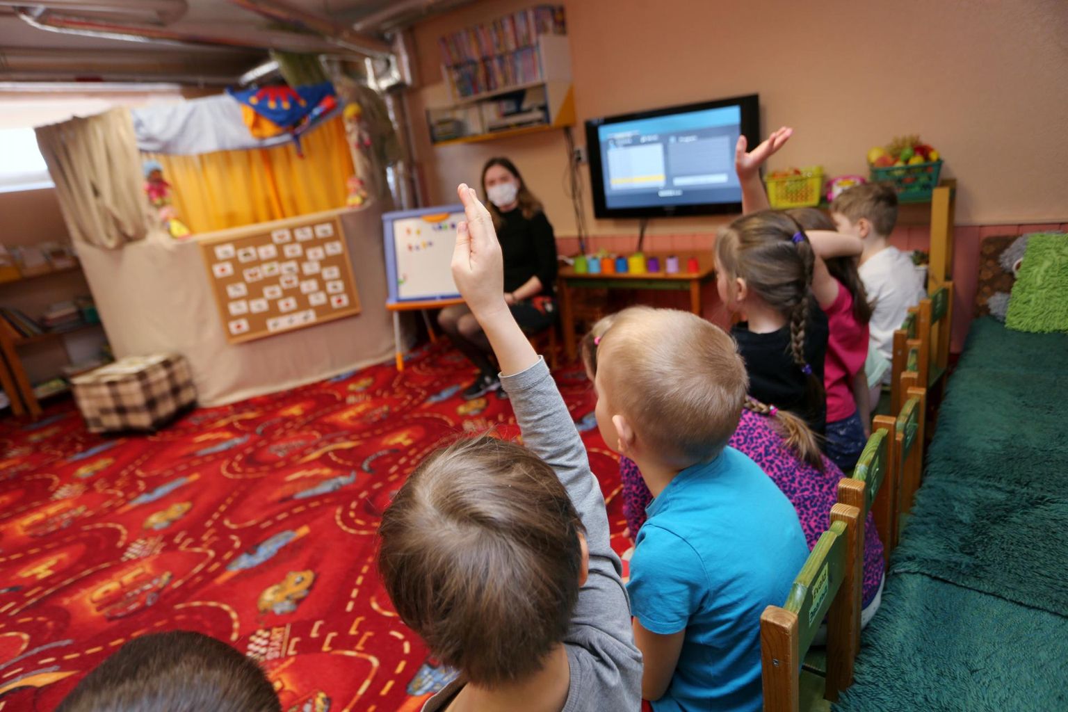 Lasteaias Annike käib lapsi nii vene, ukraina, valgevene, saksa, kasahhi, aserbaidžaani kui ka läti peredest. Pildil õpetaja Natalja Ljutov eesti keelt õpetamas.