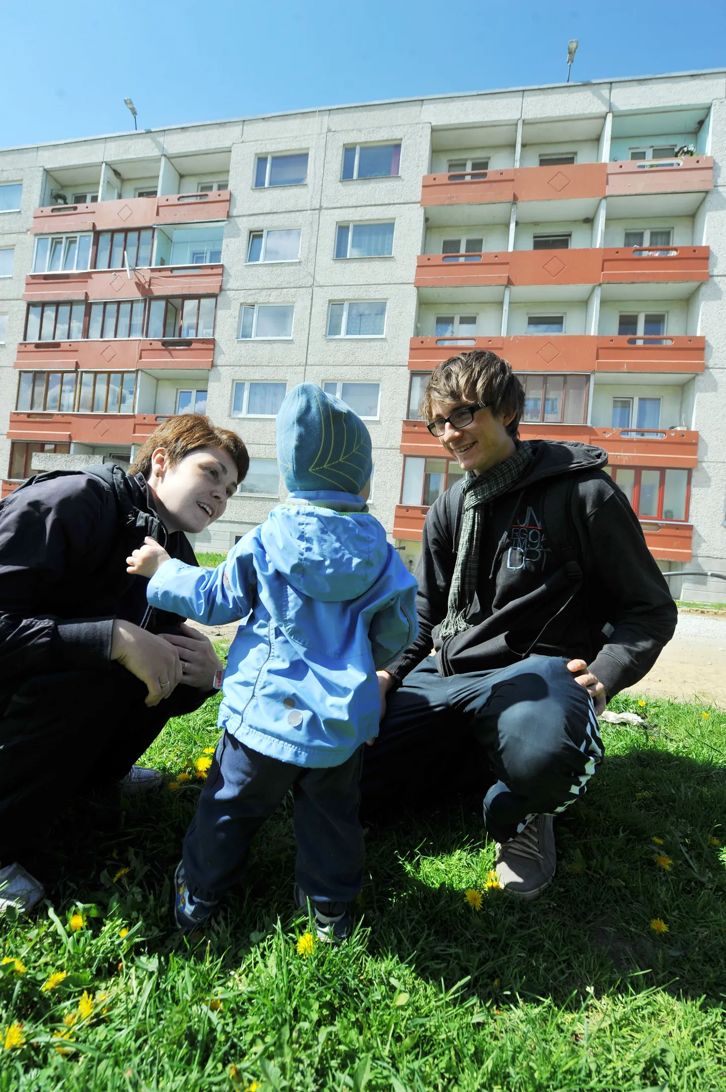 Ema Aleksandra koos aasta ja kümne kuu vanuse Denissiga, kelle sama maja elanik Mart Luukas möödunud nädalal halvimast päästis.