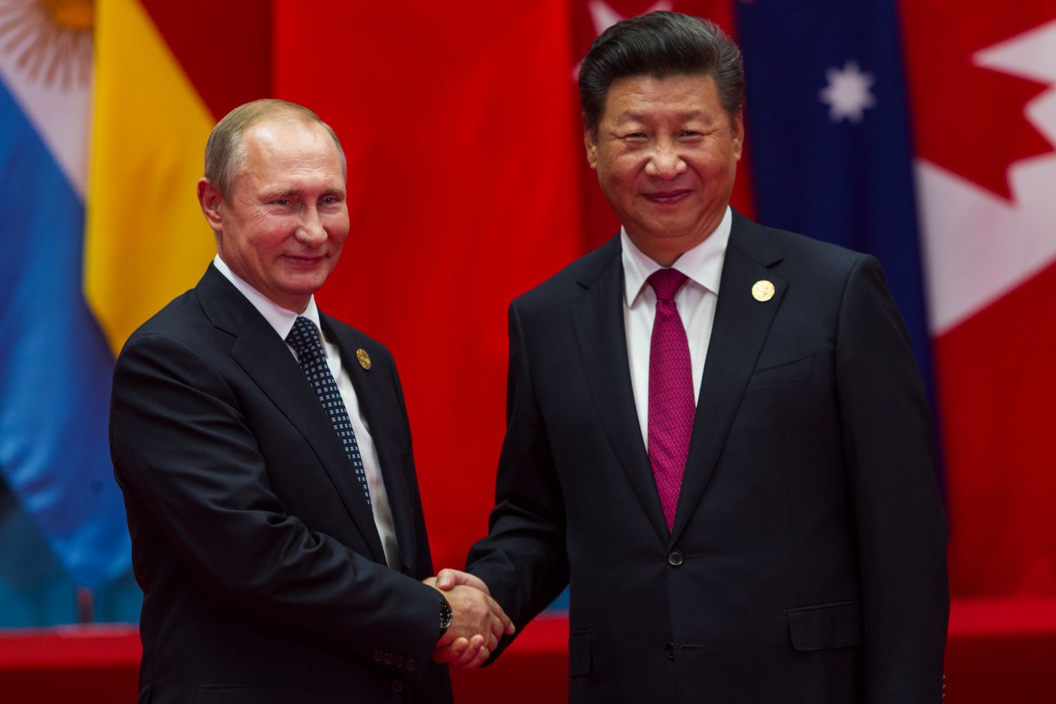 Krievijas prezidents Vladimirs Putins un Ķīnas prezidents Sji Dzjiņpins.