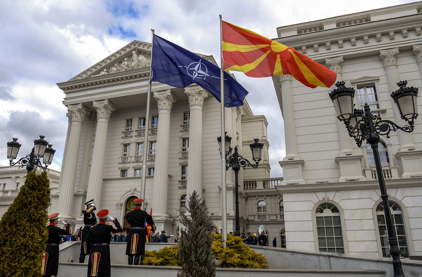 NATO un Ziemeļmaķedonijas karogi.