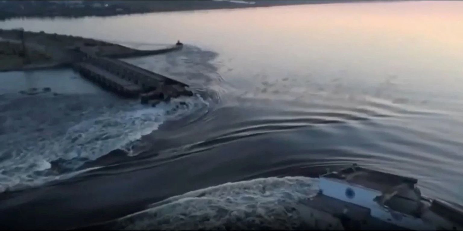 Tohututes kogustes vett voolab õhku lastud Kahhovka hüdroelektrijaama tammist Hersoni poole 6. juunil 2023