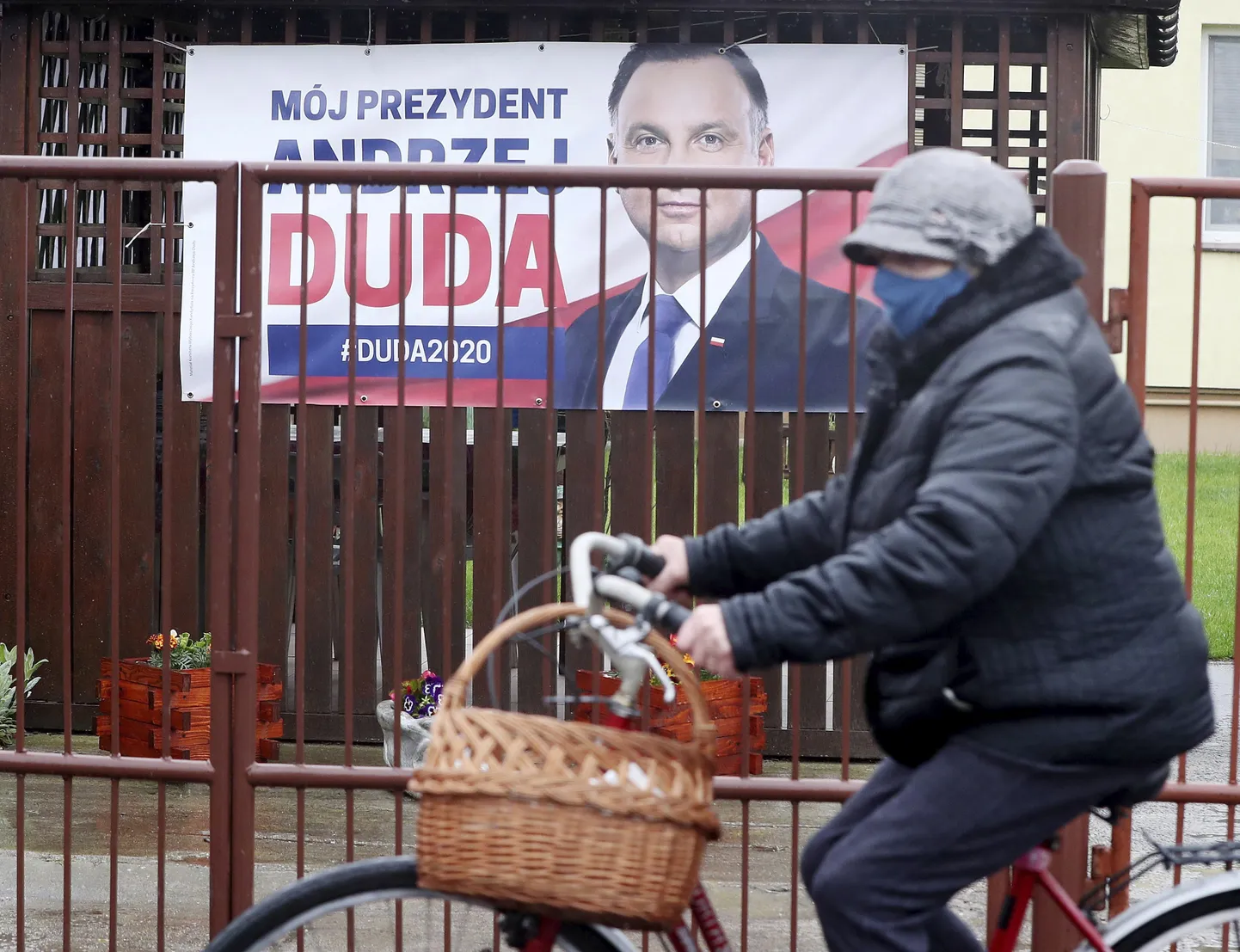 Poola presidendi Andrzej Duda valimisreklaam mai alguses pealinna Varssavi lähistel asuva Lomianki tänaval.