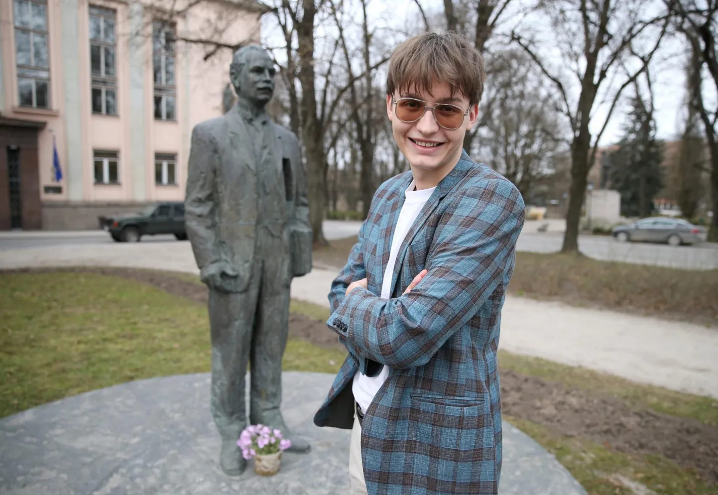 Haridusministri nőunikuks palgatud Tartu Jaan Poska gümnaasiumi abiturient 19-aastase Daniel Kőiv osales eile Tartus haridusministeeriumis mitmel briifingul.