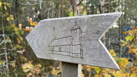GALERII ⟩ Metsade vahele peitunud vana puukiriku juurest kostub taas tööriistade hääli