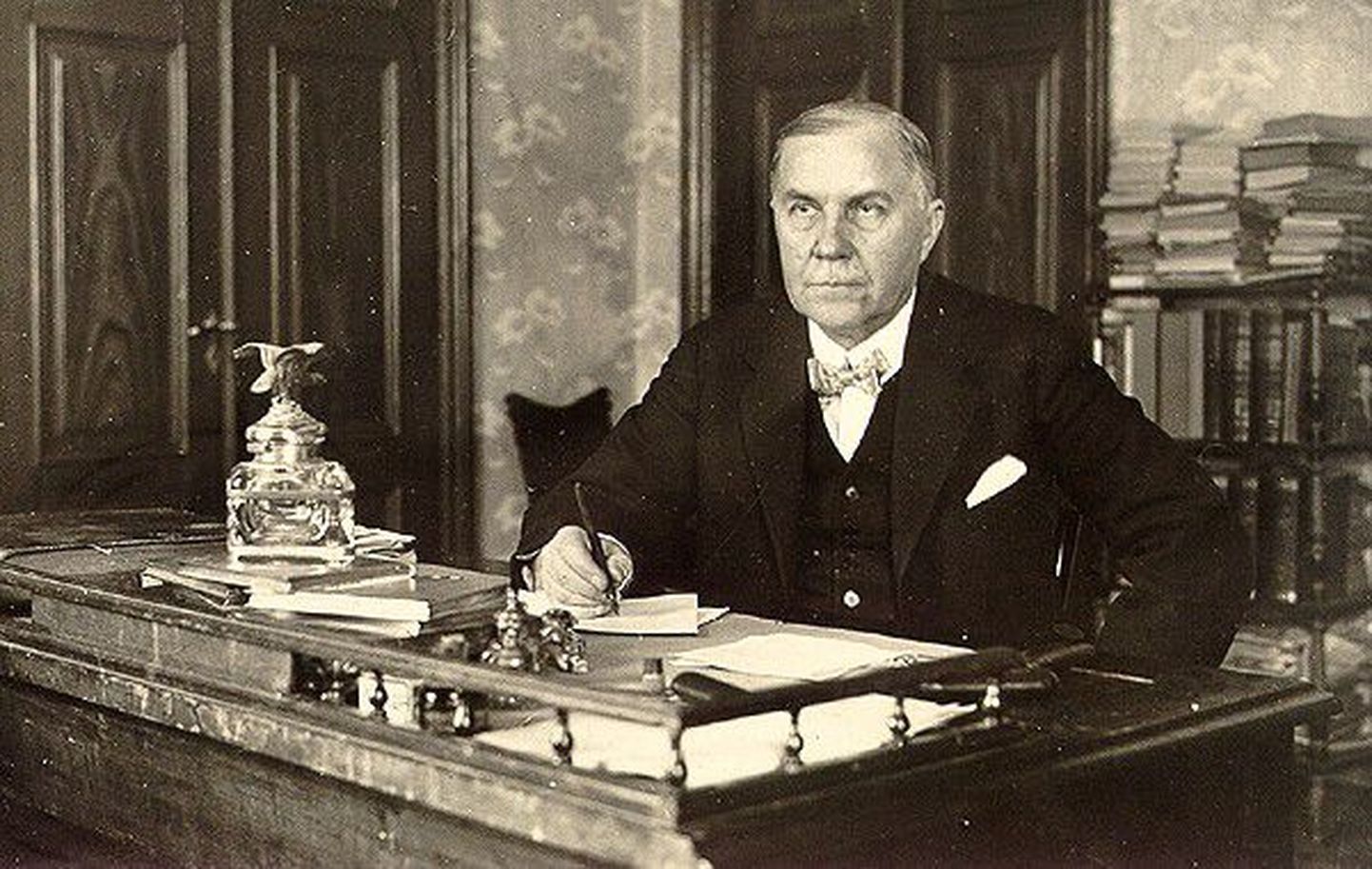 Eduard Vilde töölaua taga. Pilt on võetud 1925. aastal. Eestis.