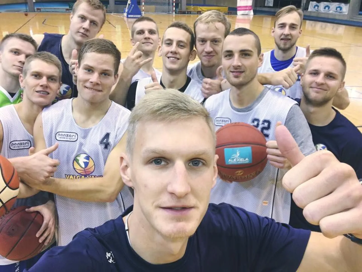 20ndates eluaastates Kristaps Zeidsil (esiplaanil) on õnnestunud Valga-Valka meeskonnas saada kõik mängijad täielikult oma seljataha.