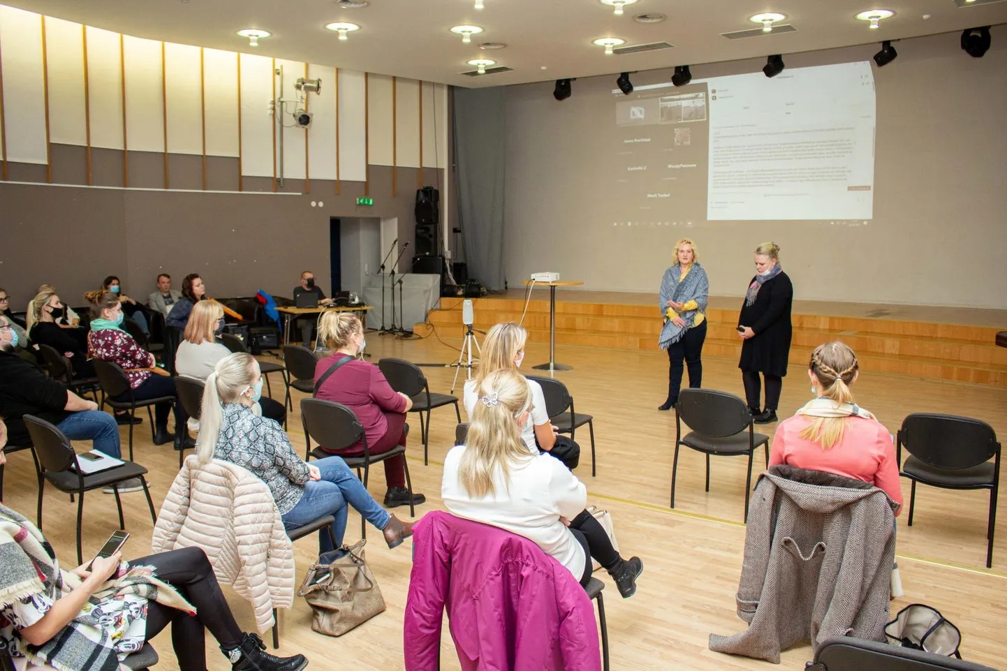 Valga lasteaedade hoolekogude esindajad kohtusid oktoobri lõpus kultuurikeskuses vallavalitsuse ja toitlustaja Gurmann OÜ esindajatega. Fotol jagab selgitusi firma juht Svetlana Sopi (seisab paremal).