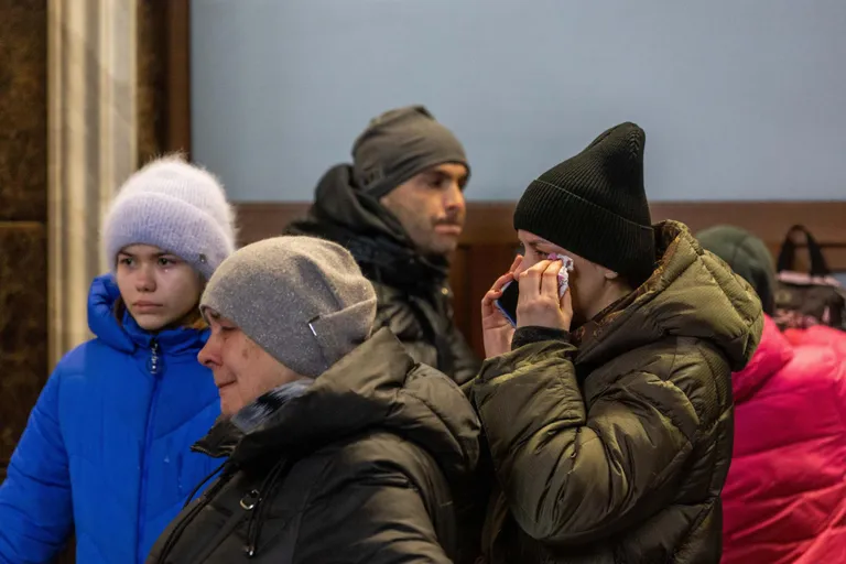Слезы людей на вокзале