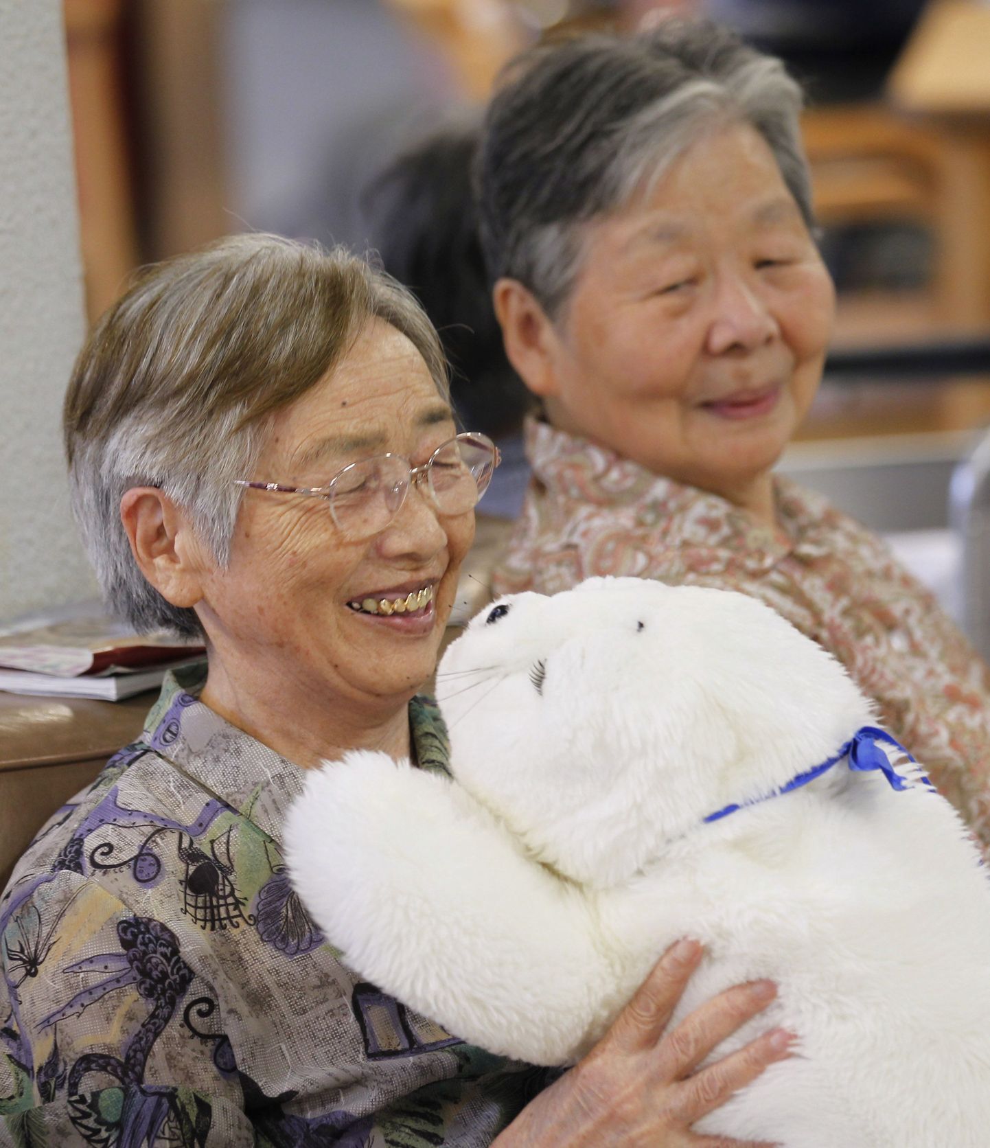 Jaapani eakad terapeutilise robothülgega