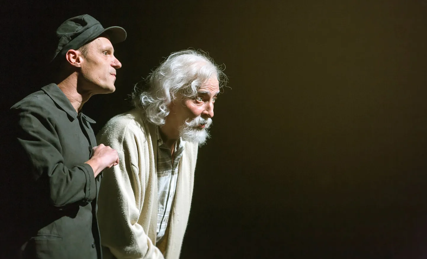 Ugala teatri suures saalis etendub «Saja-aastane, kes hüppas aknast välja ja kadus».