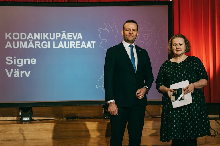 Aumärgi saaja Signe Värv koos ministriga püünel.