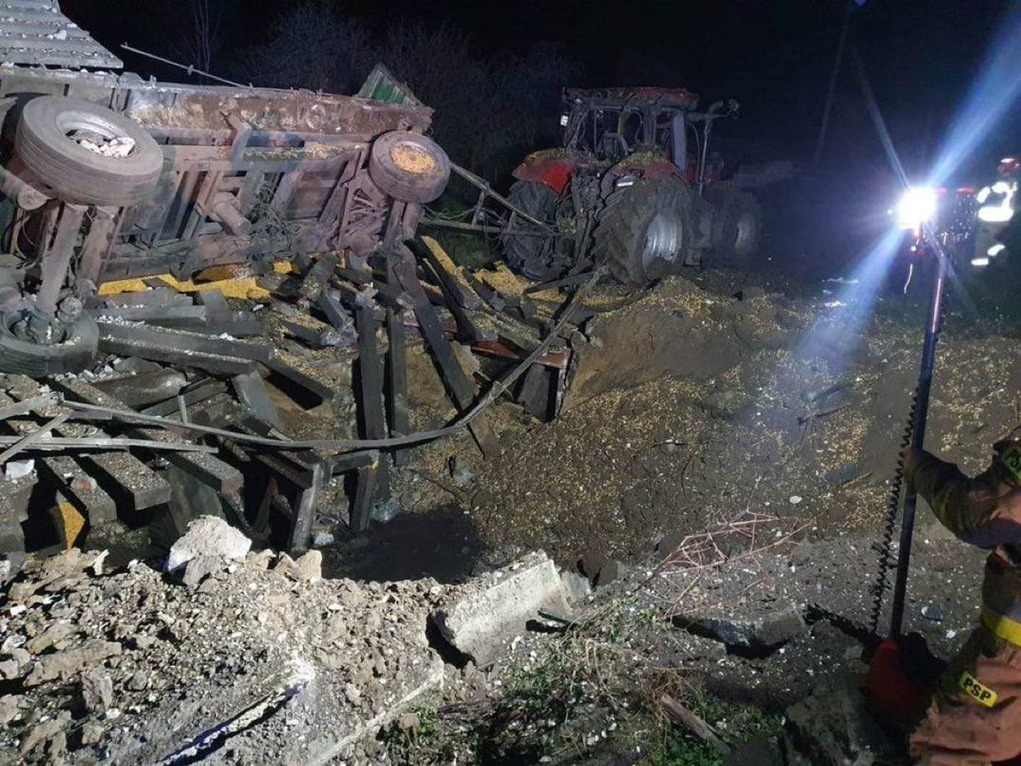 Результат прилета ракеты в польское село Пшеводув, что в 15 километрах от украинской границы. На месте погибло 2 польских фермера.