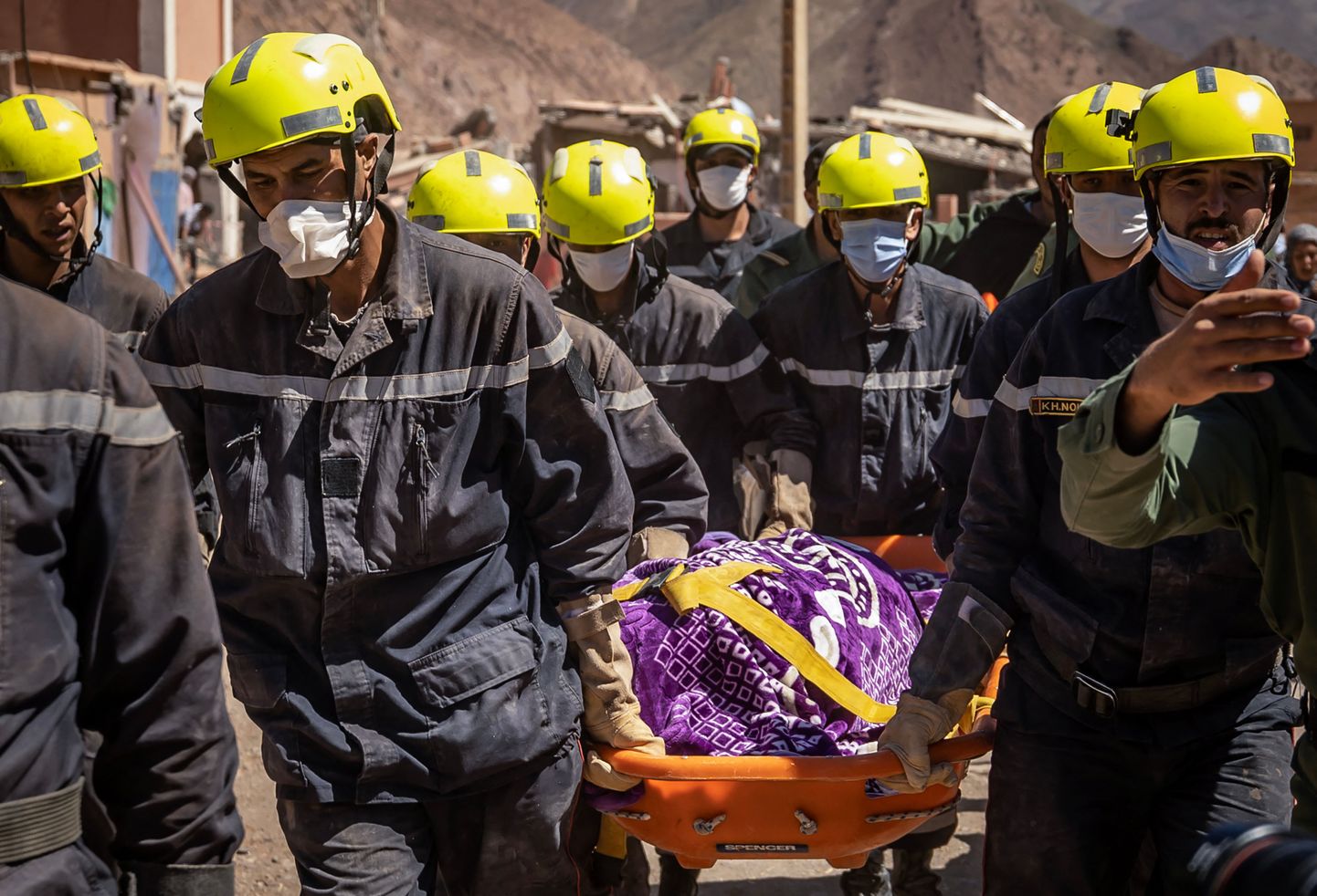 Maroko päästjad kandmas rusude alt välja surnukeha.