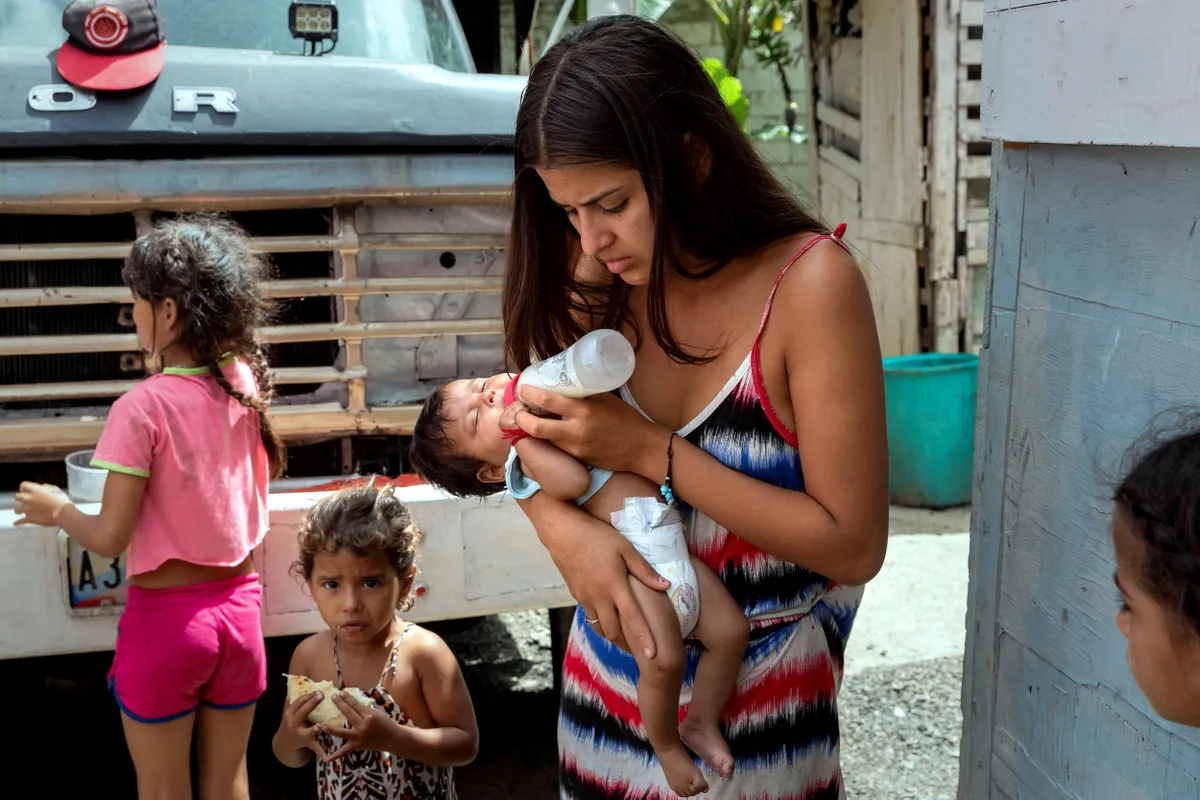 Caracase ema toitmas lutipudeliga oma kolmekuust poega. Paljud lapsed elasid Venezuelas alatoitumuses juba enne koroonaviiruse pandeemiat, mis on olukorra vaid hullemaks teinud.