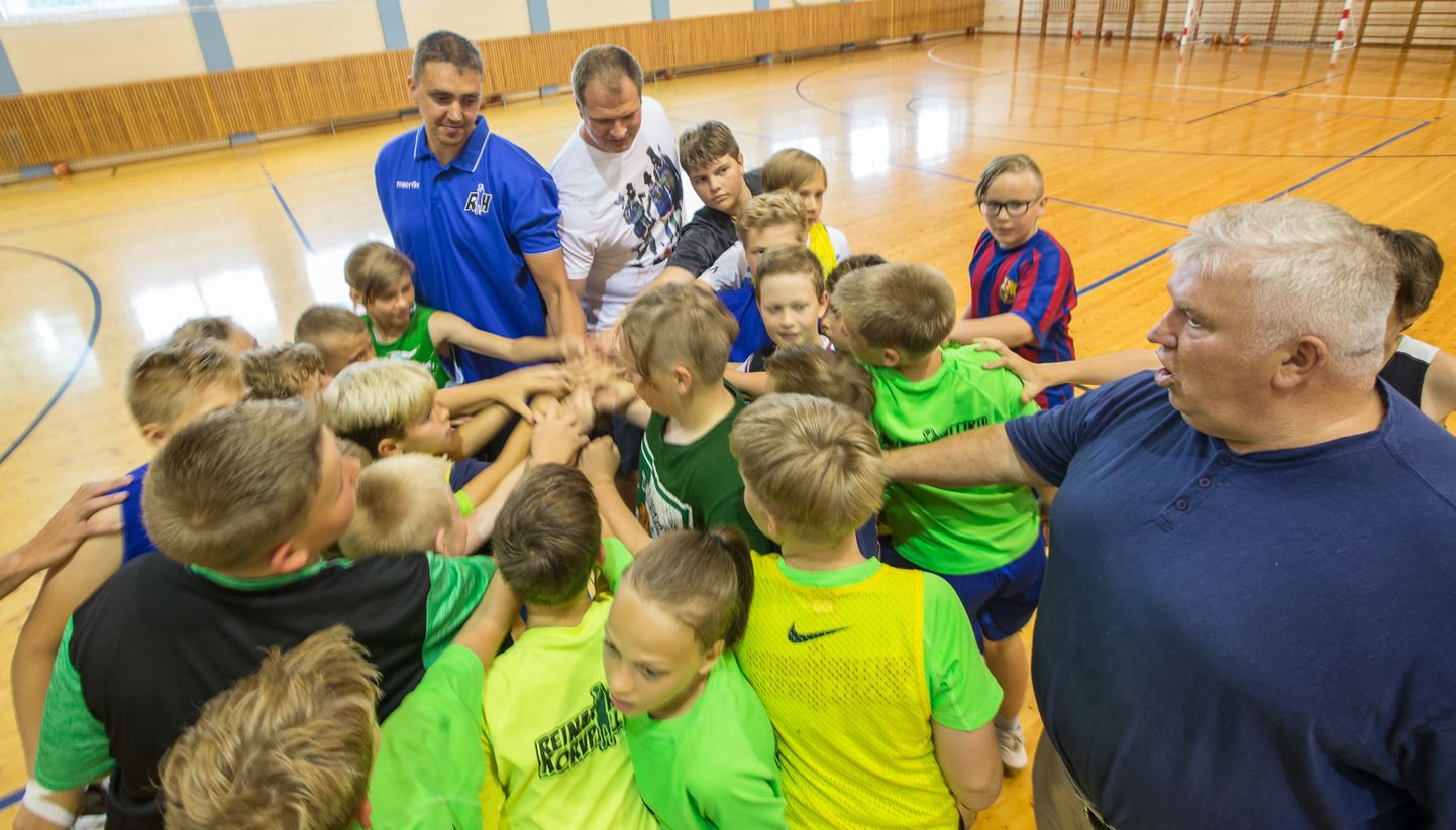 2018. aasta sügisel Iisaku gümnaasiumis alustanud Reinar Halliku korvpalliakadeemia on kooli õpilaste arvu kasvatanud, sellest üksi aga gümnaasiumi elujõu turgutamiseks ei piisa.