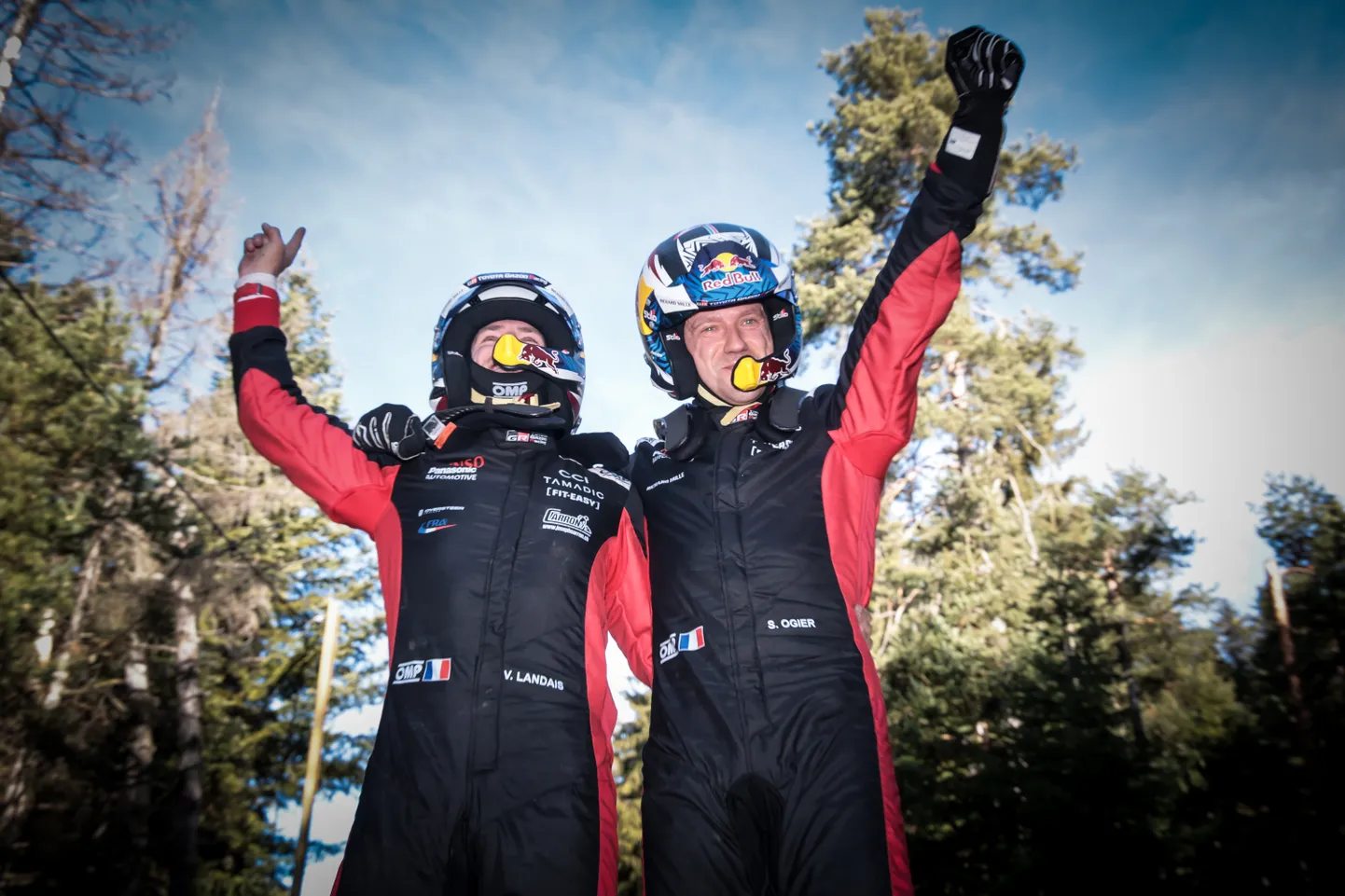 Kaardilugeja Vincent Landais (vasakul) ja Sébastien Ogier viimase katse finišis auto katusel.
