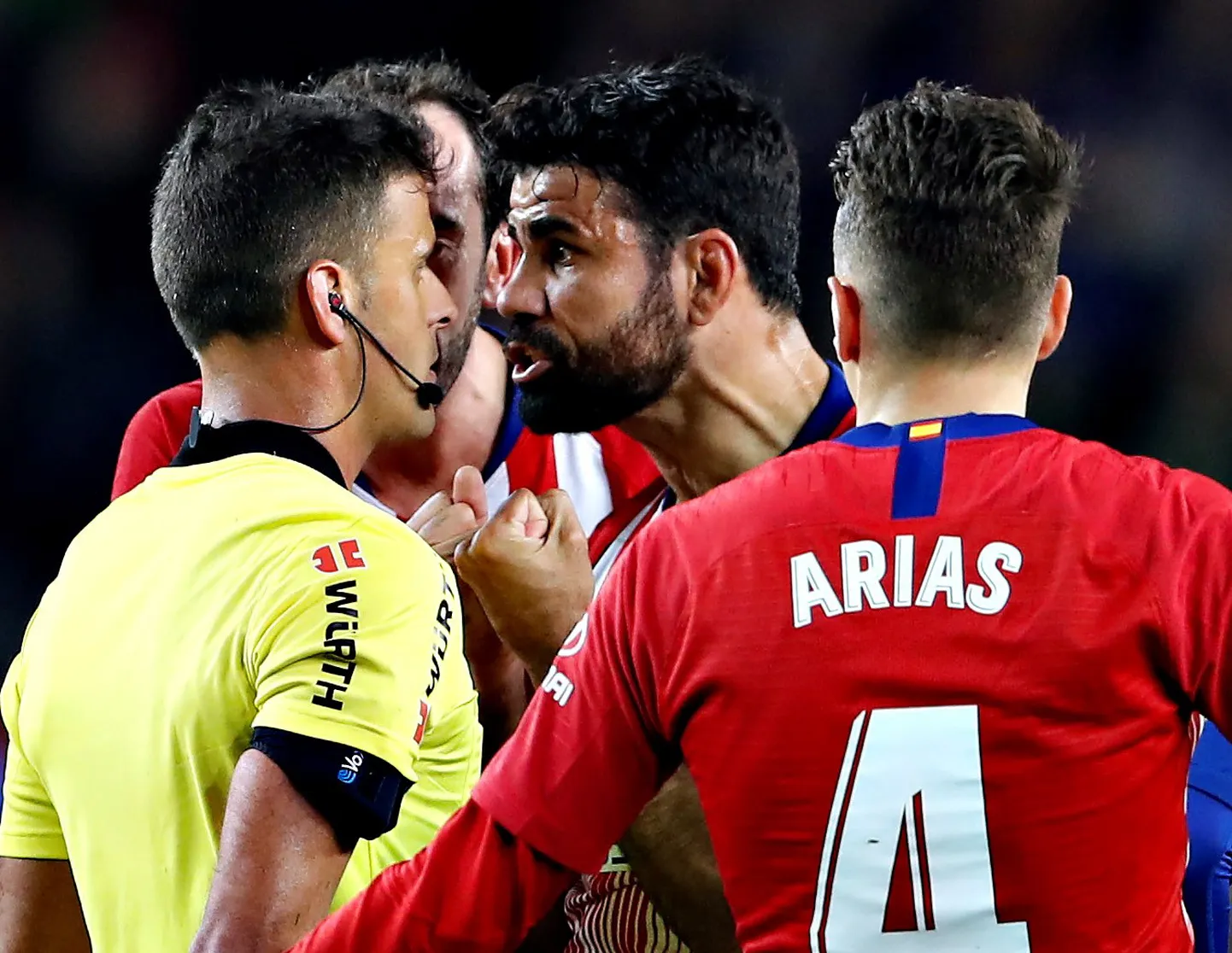 Ägestunud Diego Costa väljendamas kohtuniku Jesus Gil Manzano otsuse vastu meelsust.